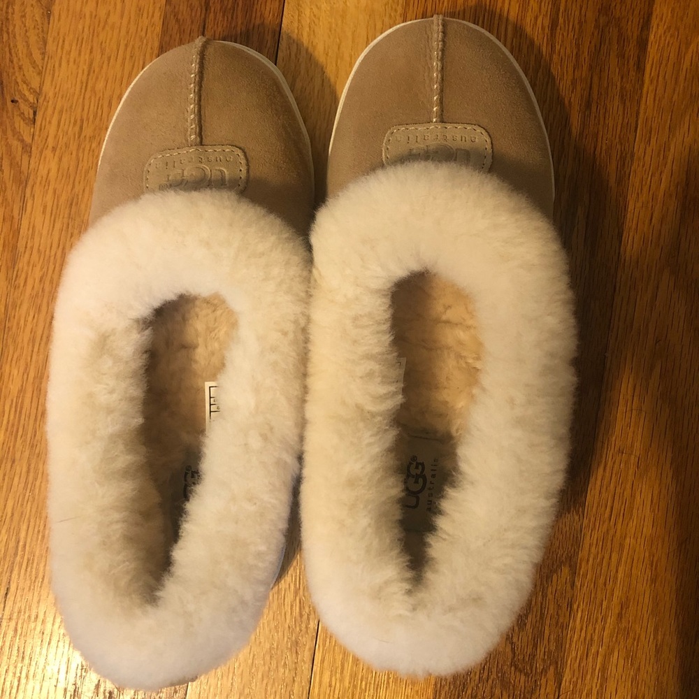 Women’s size 6 Ugg slip on’s
